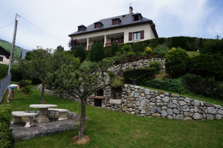 le jardin avec le salon de jardin et le barbecue